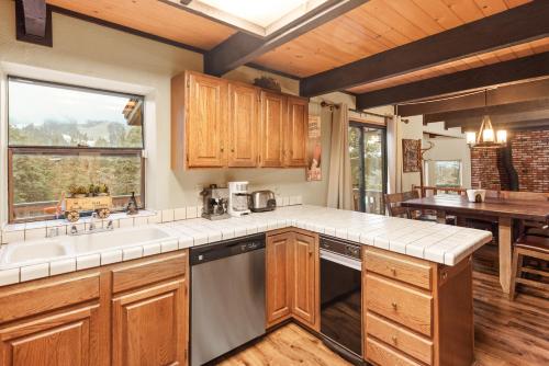 Three Little Birds - Amazing craftsmanship, a Short drive to ski resorts, and a game room! in Big Bear Lake, USA