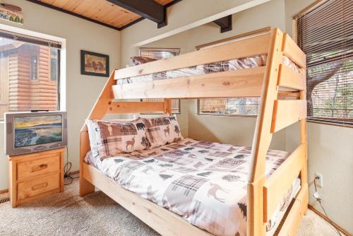 Three Little Birds - Amazing craftsmanship, a Short drive to ski resorts, and a game room! in Big Bear Lake, USA