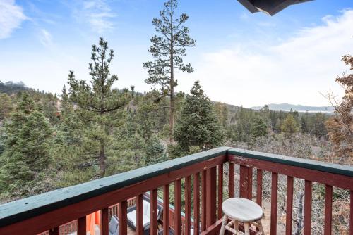 Three Little Birds - Amazing craftsmanship, a Short drive to ski resorts, and a game room! in Big Bear Lake, USA