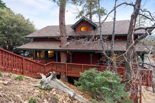 Three Little Birds - Amazing craftsmanship, a Short drive to ski resorts, and a game room! in Big Bear Lake, USA