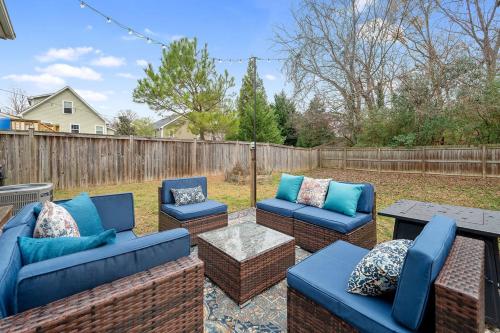 NEW Victorian Theme, 3BR, LRG Backyard close to PNC Arena, Downtown, and RDU Airport in Raleigh, USA