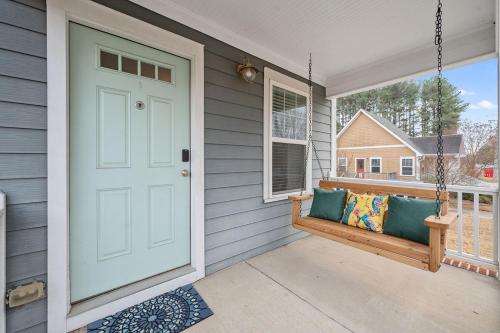 NEW Victorian Theme, 3BR, LRG Backyard close to PNC Arena, Downtown, and RDU Airport in Raleigh, USA