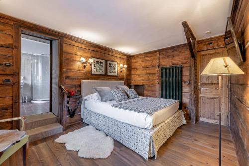 1 queen bed, 1 sofa bed