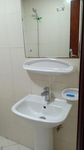 22 R4 Single 1 small room in a 4-bedroom apartment with attached bathroom suitable for one person ### 22 R4 1 غرفة صغيرة في شقة مكونة من 4 غرف نوم مع حمام ملحق مناسبة لشخص واحد