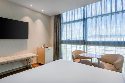 AC Hotel Som - image 8