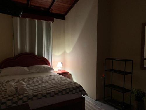 Suíte com cama de casal, café da manhã e vista