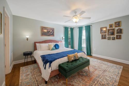 NEW Victorian Theme, 3BR, LRG Backyard close to PNC Arena, Downtown, and RDU Airport in Raleigh, USA