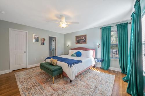 NEW Victorian Theme, 3BR, LRG Backyard close to PNC Arena, Downtown, and RDU Airport in Raleigh, USA
