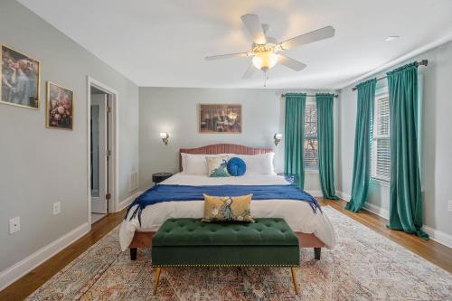 NEW Victorian Theme, 3BR, LRG Backyard close to PNC Arena, Downtown, and RDU Airport in Raleigh, USA