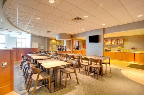 SpringHill Suites by Marriott Lawrence Downtown - image 2