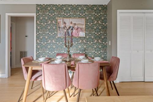 NEW Victorian Theme, 3BR, LRG Backyard close to PNC Arena, Downtown, and RDU Airport in Raleigh, USA