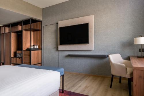 Premium King Room image 3