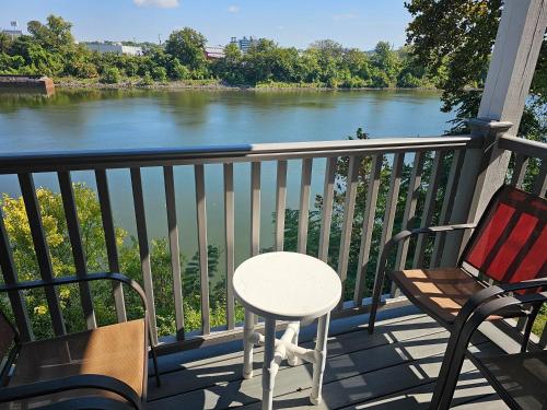 NEW LISTING! GORGEOUS Downtown Nashville Walk to ALL On the RIVER #3 in Nashville, USA