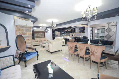 B&B Il Cairo - Heliopolis Heights, 3-Bedroom Grandeur, Jacuzzi, 5 AC & 4 TVs - Bed and Breakfast Il Cairo