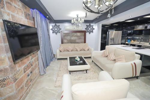 Heliopolis Heights, 3-Bedroom Grandeur, Jacuzzi, 5 AC & 4 TVs