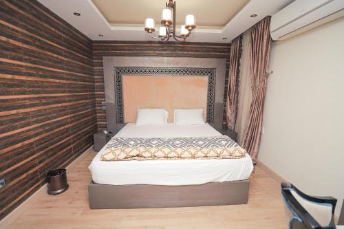 Heliopolis Heights, 3-Bedroom Grandeur, Jacuzzi, 5 AC & 4 TVs