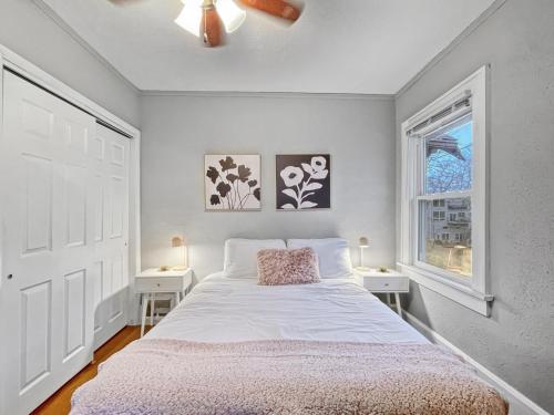 Roomy 4br By Drake Sleeps 13 Huge Yard in Des Moines, USA