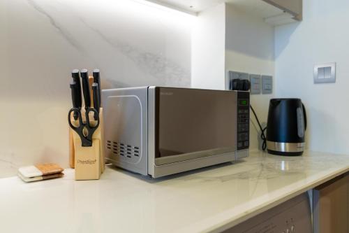 ON OFF HH-Meydan One- Cozy STUDIO - Burj Khalifa & Lagoon view - image 13