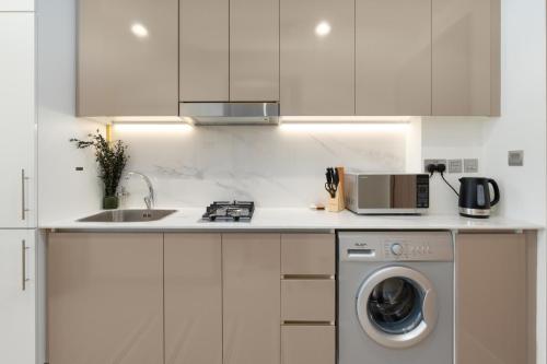 ON OFF HH-Meydan One- Cozy STUDIO - Burj Khalifa & Lagoon view - image 5