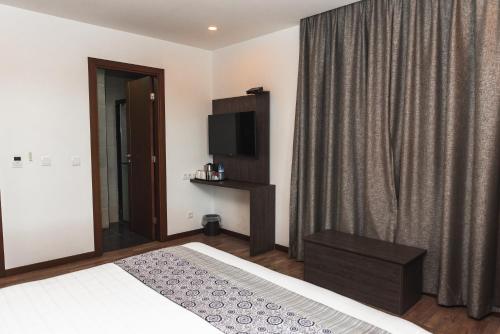 Deluxe Double or Twin Room with side front Balcony image 7