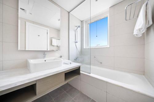 ALiving Charming 1BR I Canal Views I DAMAC Maison Prive B- 2101, Dubai (photo 9)
