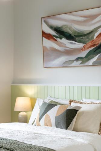 The Elements l Earth l 4 Stunning Apartments each with Private Outdoor Dining l Walk to the Beach l Pet Family and Event Friendly l Wifi l Netflix l Outdoor Shower l Communal BBQ Pavilion and Lawn Area l