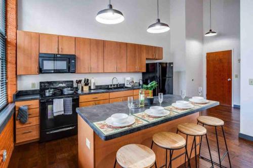 NY Style Centric Loft with King Bed by Park av in Rochester, USA