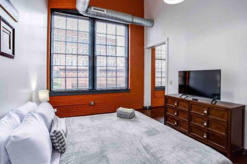 NY Style Centric Loft with King Bed by Park av in Rochester, USA