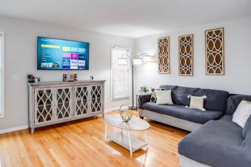 Spacious Suburb Home by Unity/DWTN/HotTub in Rochester, Vereinigte Staaten von Amerika