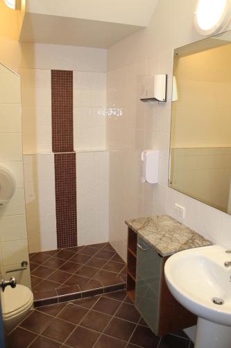 Queen Studio with Private Bathroom image 7