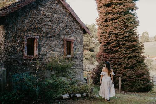 Hideaway Farmlet Romantic Cottage with Miniature Goats