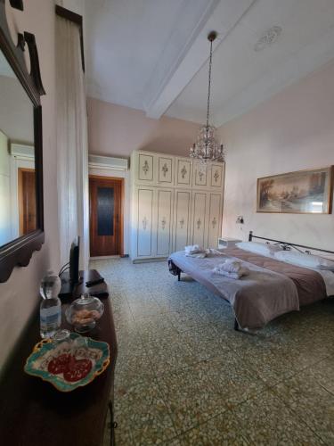 1 queen bed, 2 twin beds