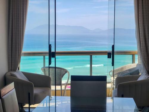 Triplex de luxo de frente para o mar em Cabo Frio (RJ)