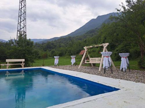 Peldbaseins, Bungalovi Mihajlo & Miloš (Bungalovi Mihajlo & Milos) in Tjentište