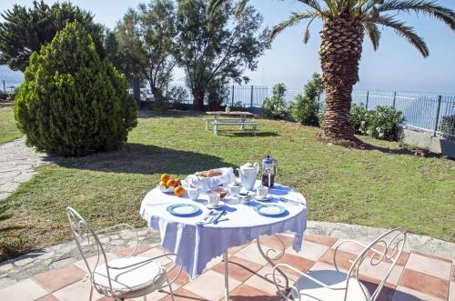 المرافق, Aeolos Villa in Ormos Koumeikon