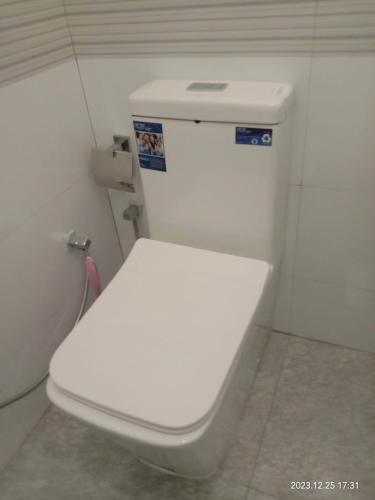 Single Room with Bathroom image 2