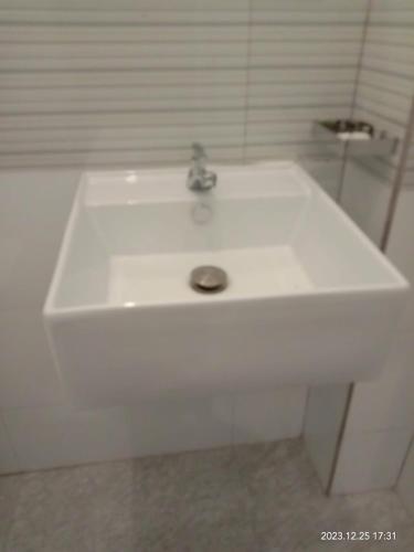 Single Room with Bathroom image 8