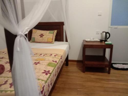 Single Room with Bathroom image 9