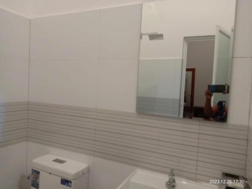 Single Room with Bathroom image 1