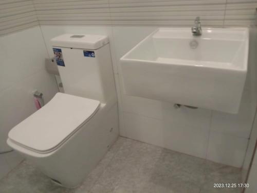 Single Room with Bathroom image 7