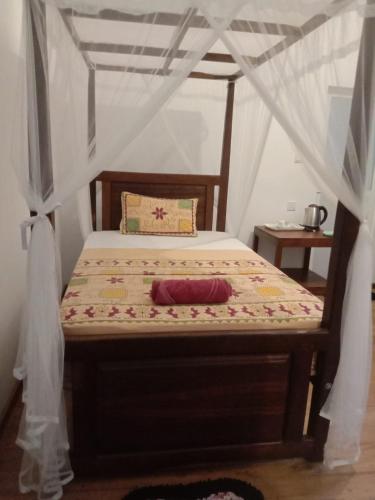 Single Room with Bathroom image 5