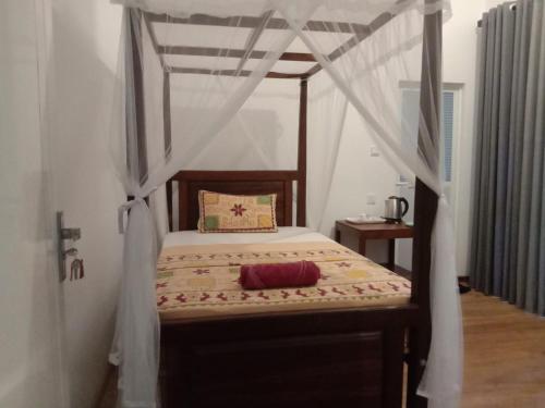 Single Room with Bathroom image 4