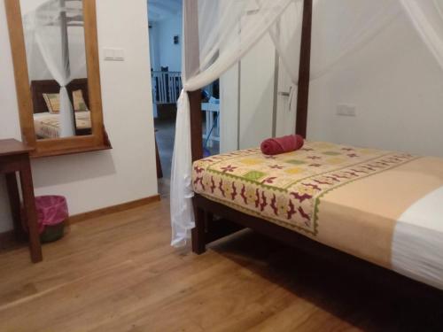 Single Room with Bathroom image 3