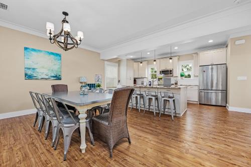 Beach House with PRIVATE POOL & 14 BIKES Included! Beach House with PRIVATE POOL & 14 BIKES Included!
