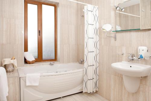 One-Bedroom Apartment image 6