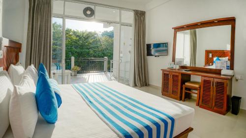 Deluxe Double Room with Balcony image 9