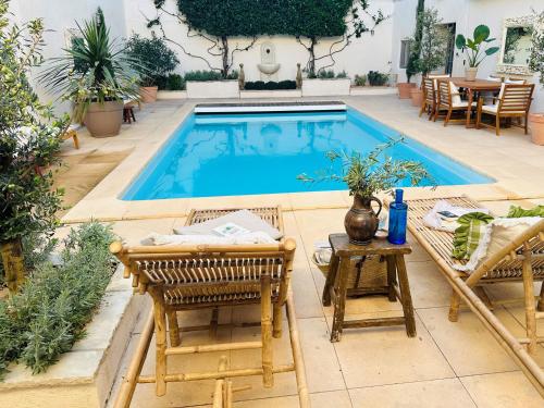 Beautiful and spacious 3 bed character home with large, private heated pool gîte à louer Pouzolles