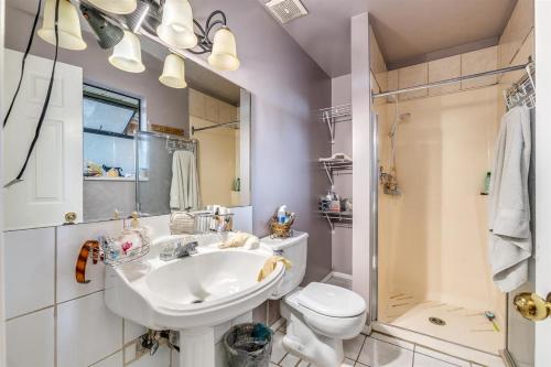 F4 Holiday Season Deal - Private Room Near Shopping, Restaurants, Transit in Surrey, Canada