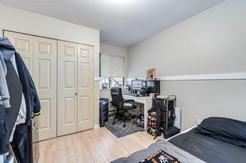 F4 Holiday Season Deal - Private Room Near Shopping, Restaurants, Transit in Surrey, Canada
