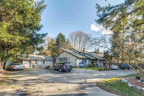 F4 Holiday Season Deal - Private Room Near Shopping, Restaurants, Transit in Surrey, Canada
